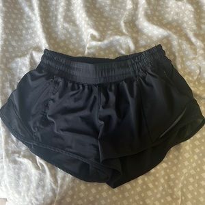 Lululemon Hotty Hot 2.5” shorts